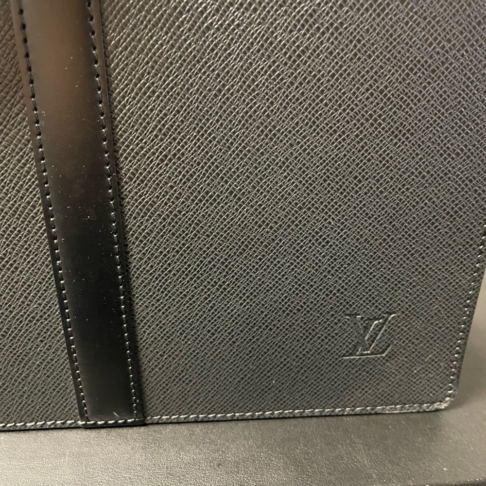 Louis Vuitton mens office bag. Slight Wear but in very good condition. - Picture 3 of 8